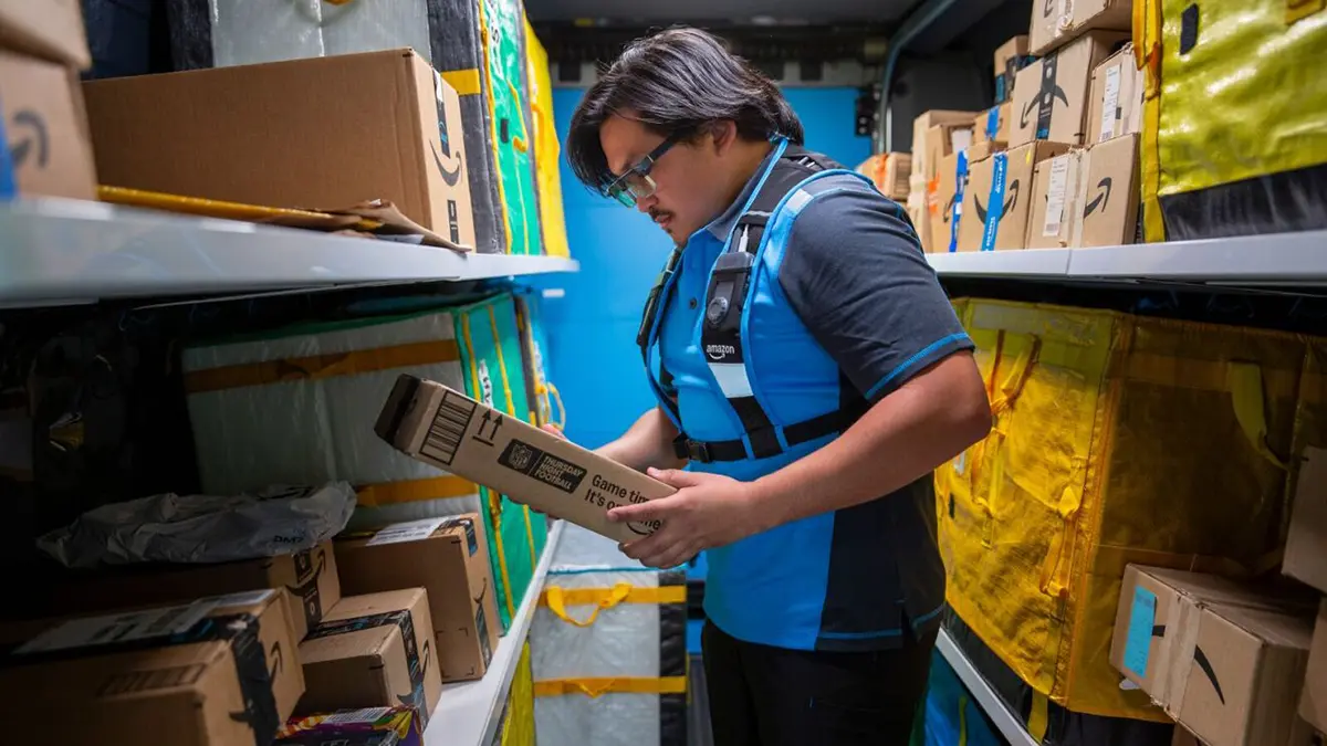 Amazon Bote scannt Pakete